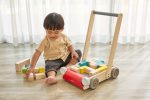 Plan Toys. Περπατούρα αυτοκίνητo