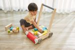 Plan Toys. Περπατούρα αυτοκίνητo