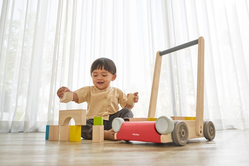 Plan Toys. Περπατούρα αυτοκίνητo