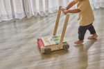 Plan Toys. Περπατούρα αυτοκίνητo