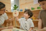 Plan Toys. Πίνακες με κορδόνια