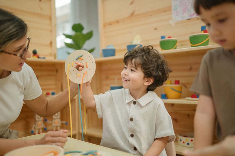 Plan Toys. Πίνακες με κορδόνια