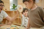 Plan Toys. Πίνακες με κορδόνια