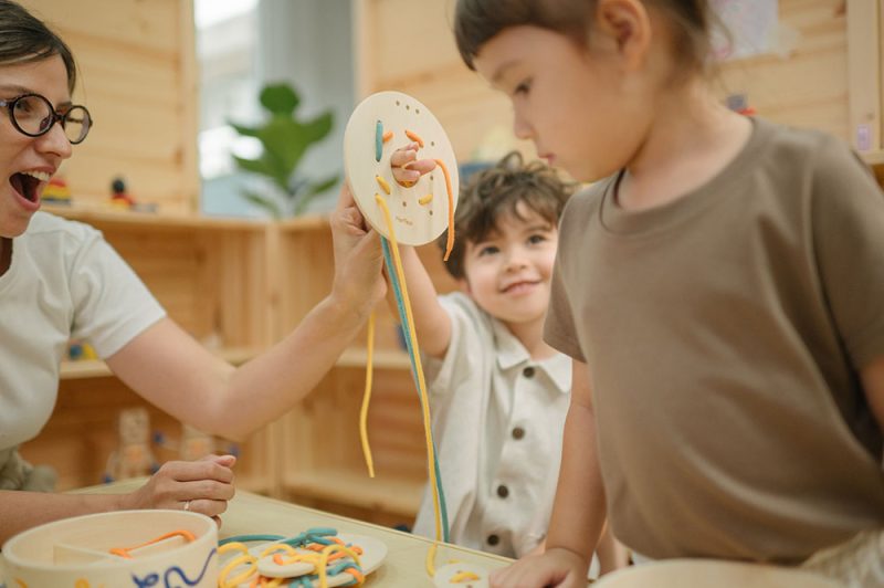 Plan Toys. Πίνακες με κορδόνια