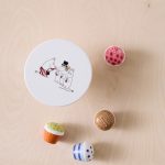 KIDS CONCEPT. Ξύλινος Δίσκος Με 4 Κεκάκια MOOMIN